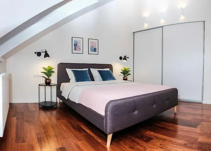 #stayhere - Spacious Luxury Town Hall 3bdr *